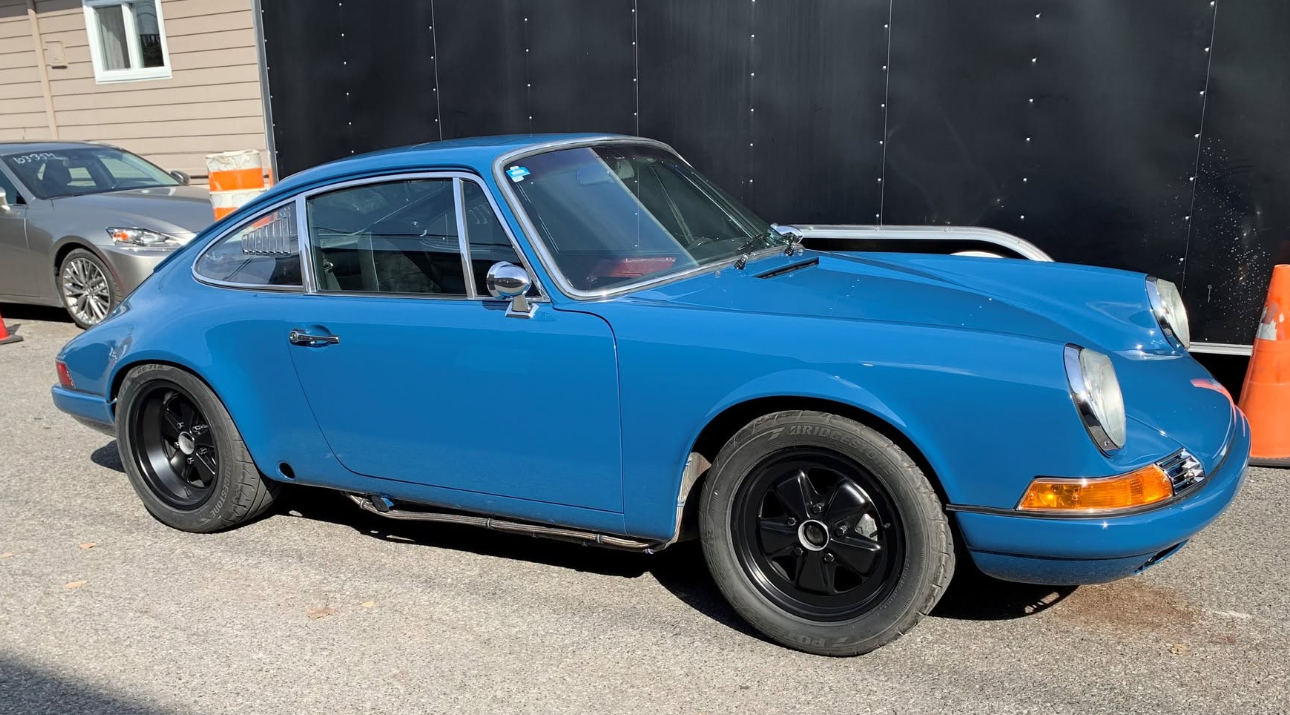 Porsche 911 classique bleu ciel vintage avec jantes Fuchs