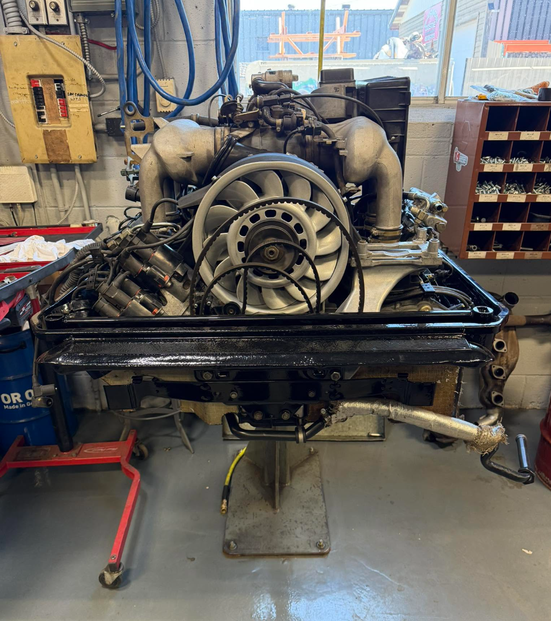 Moteur Porsche Flat-6 air-cooled reconstruit sur banc d'assemblage