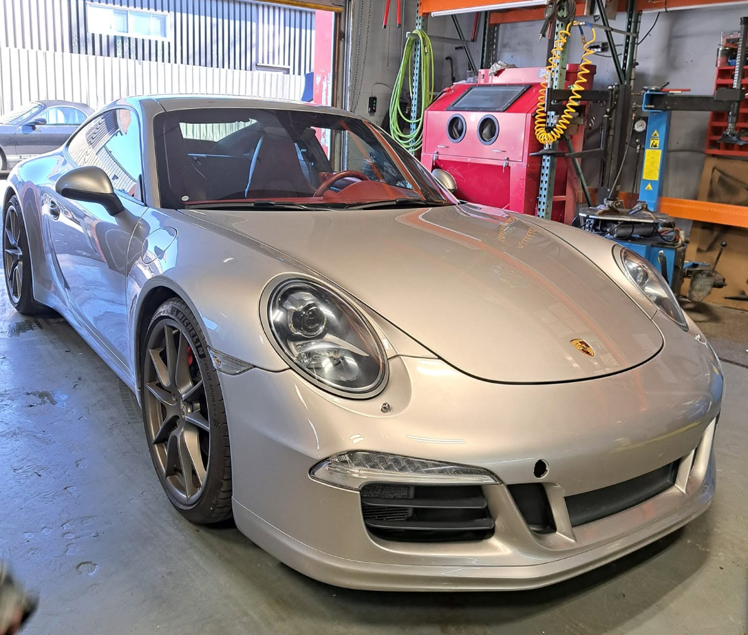 Porsche 911 Carrera S avant sur le pont à l'atelier